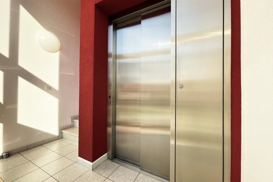 (3) Im Hausflur befindet sich ein Aufzug welcher Sie in alle Etagen geleitet Etagenwohnung Bottrop / Grafenwald