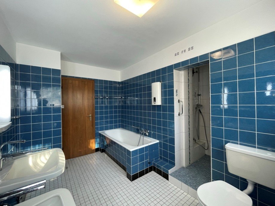 (22) Das Badezimmer aus einer weiteren Perspektive Doppelhaush�lfte Bottrop / Stadtmitte