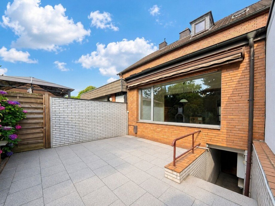 (28) Die s�d�stlich ausgerichtete Terrassenfl�che Reihenmittelhaus Bottrop / Batenbrock