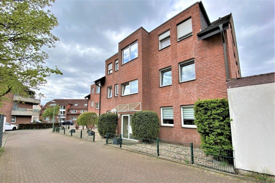 (2) Eine weitere Geb�udeansicht mit Blick zum Hauseingang Etagenwohnung Bottrop / Bottrop-Vonderort