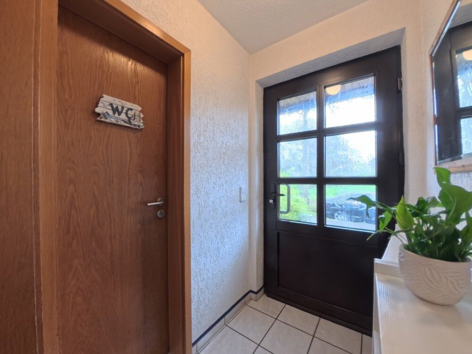 (4) Ein erster Einblick in den Hauseingangsbereich im Erdgeschoss Reihenmittelhaus Bottrop / Welheim