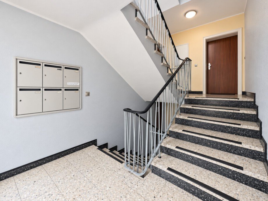 (3) Erste Impression aus dem gepflegten Hausflurbereich im Erdgeschoss Etagenwohnung Bottrop / Batenbrock