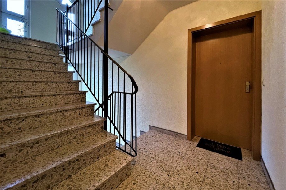 (3) Der Wohnungseingansbereich befindet sich im ersten Obergeschoss Etagenwohnung Bottrop / Stadtmitte