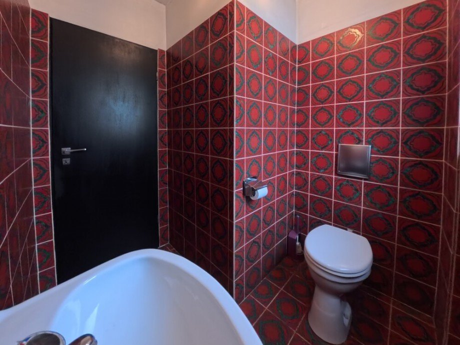 (12) Weitere Eindr�cke aus dem Innenraum - Hier ein Blick in das G�ste WC Bungalow Bottrop / Welheim