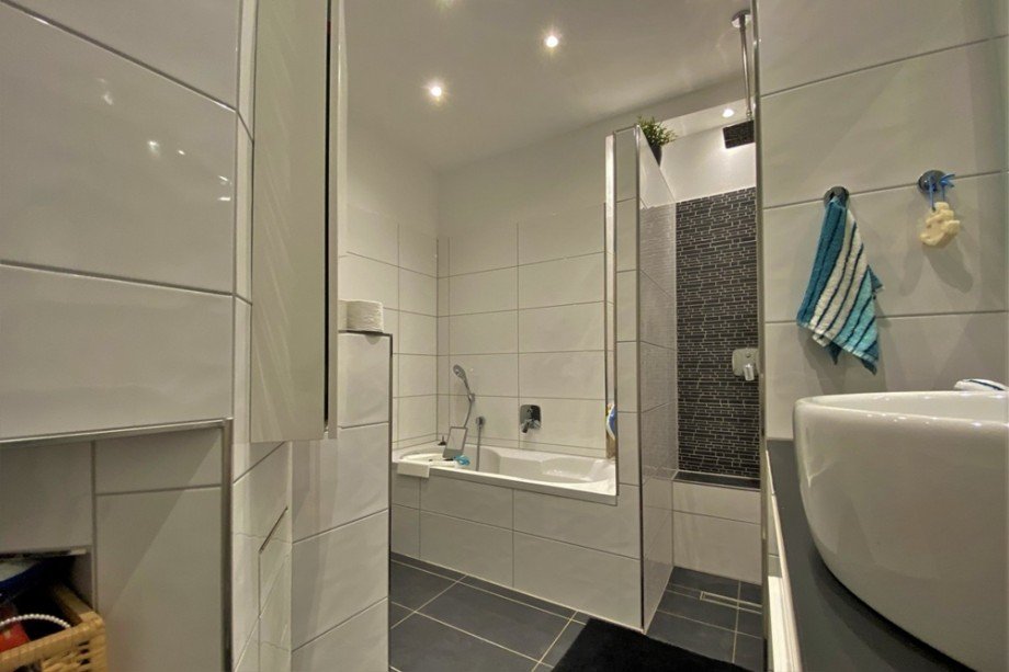 (9) Impression aus dem fertiggestellten Hauptbadezimmer Doppelhaush�lfte Bottrop / Batenbrock