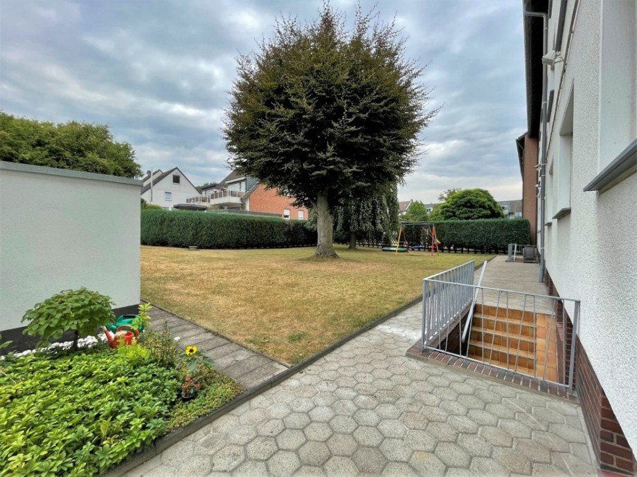 (21) �ber den hier ersichtlichen Kellerabgang betreten Sie das hintere Grundst�ck Etagenwohnung Bottrop / Batenbrock