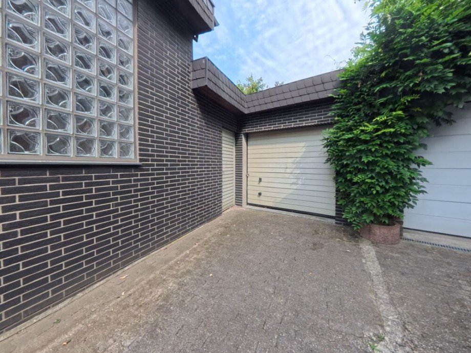 (33) Der Kellerabgang f�hrt Sie auch auf die Giebelseite neben die Garage Doppelhaush�lfte Oberhausen / Klosterhardt-Nord