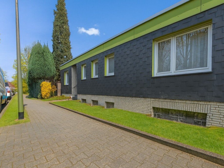 (2) Ein weiterer Eindruck von der Geb�udefront Bungalow Bottrop / Welheim