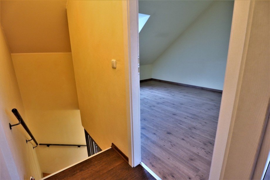 (16) Der Hausflur im Dachgeschoss mit Zugang in zwei Kinderzimmer Reihenmittelhaus Essen / Altenessen-Nord