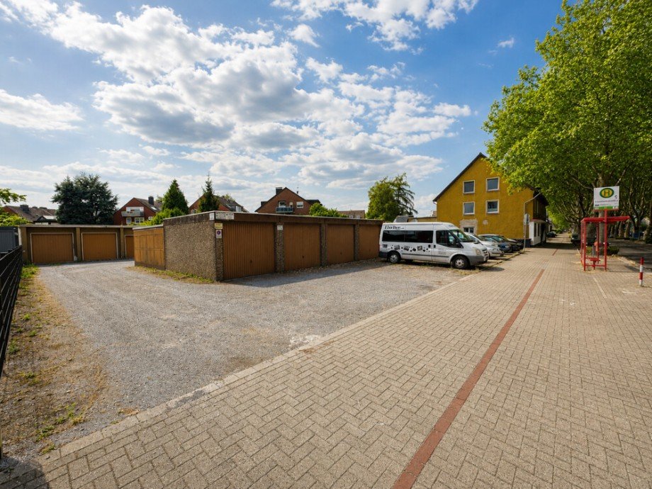(6) Der Blick auf die Einfahrt zum Garagenhof Mehrfamilienhaus Bottrop / Eigen
