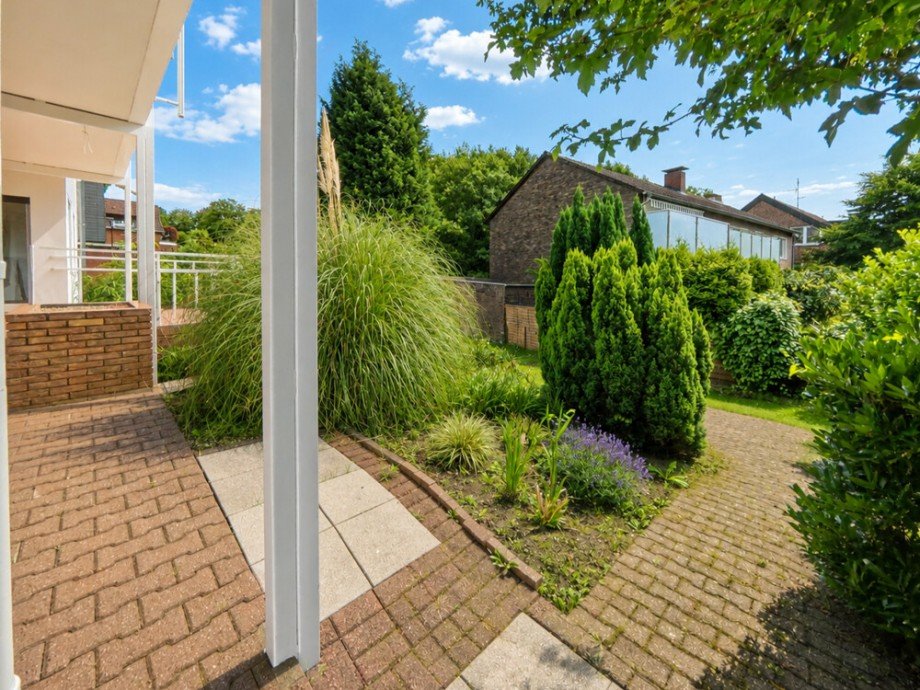 (13) Angrenzend befinden sich gro�z�gige Gartenfl�chen Zweifamilienhaus Bottrop / Bottrop-Vonderort