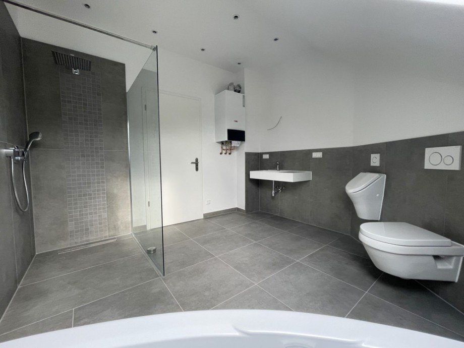 (14) Das Badezimmer aus einem anderen Blickwinkel Dachgeschosswohnung Oberhausen / Sterkrade-Mitte