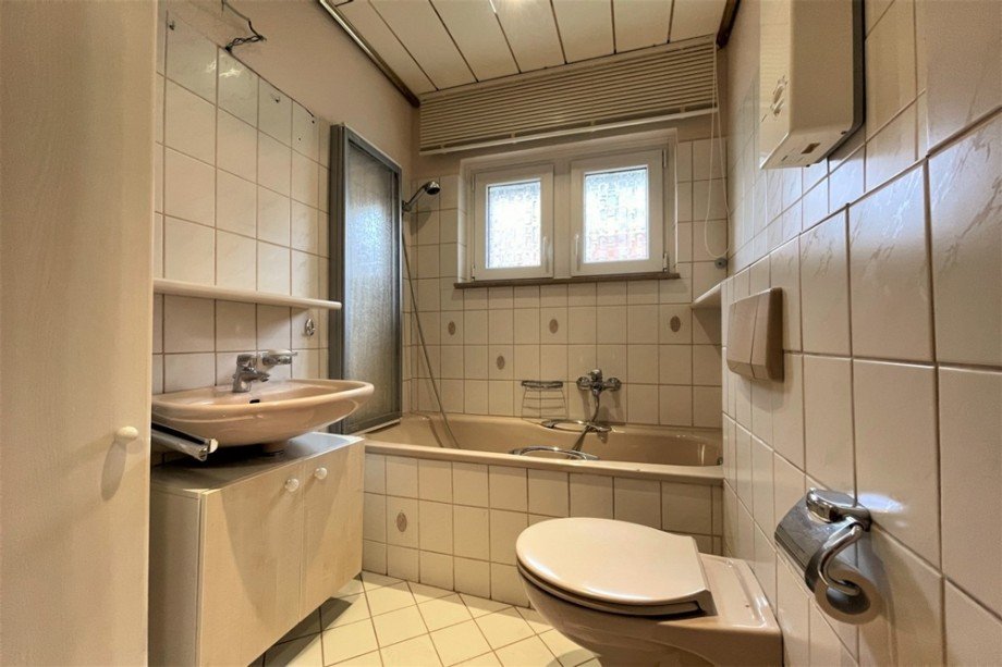 (6) Dieses Badezimmer befindet sich im Eingangsbereich im Erdgeschoss Einfamilienhaus Bottrop / Batenbrock