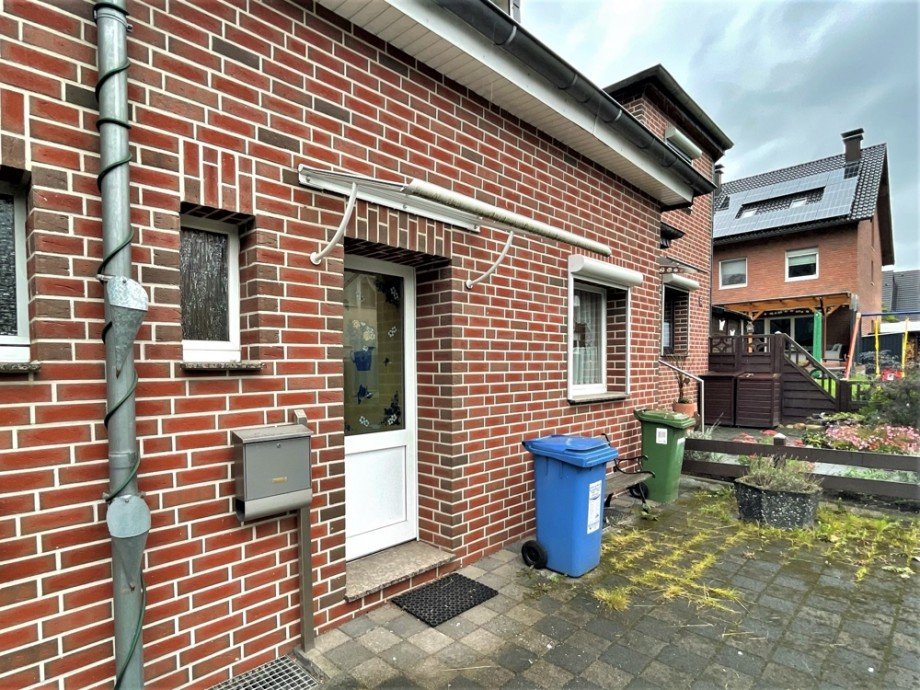 (2) Der Hauseingangsbereich auf der Geb�udevorderseite Reihenmittelhaus Oberhausen / Holten