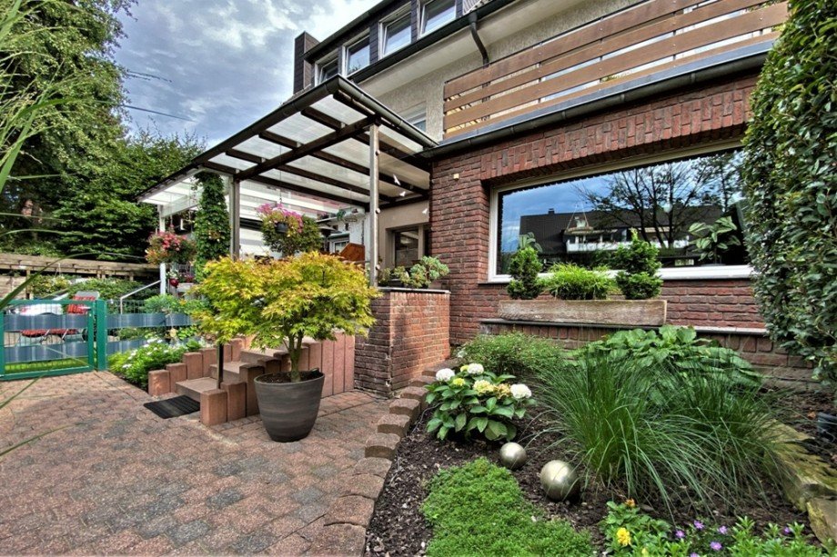 (11) Der �berdachte Terrassenbereich - rechts der Kellerabgang Mehrfamilienhaus Bottrop / Eigen