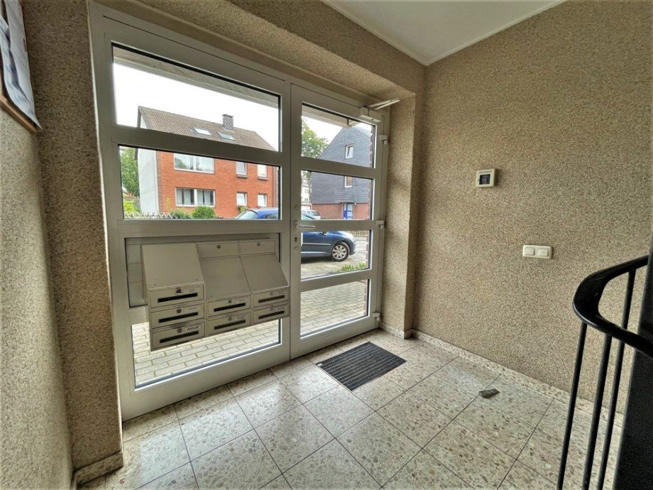 (5) Der Hauseingangsbreich aus dem gemeinschaftlichen Hausflur im Erdgeschoss Etagenwohnung Bottrop / Fuhlenbrock