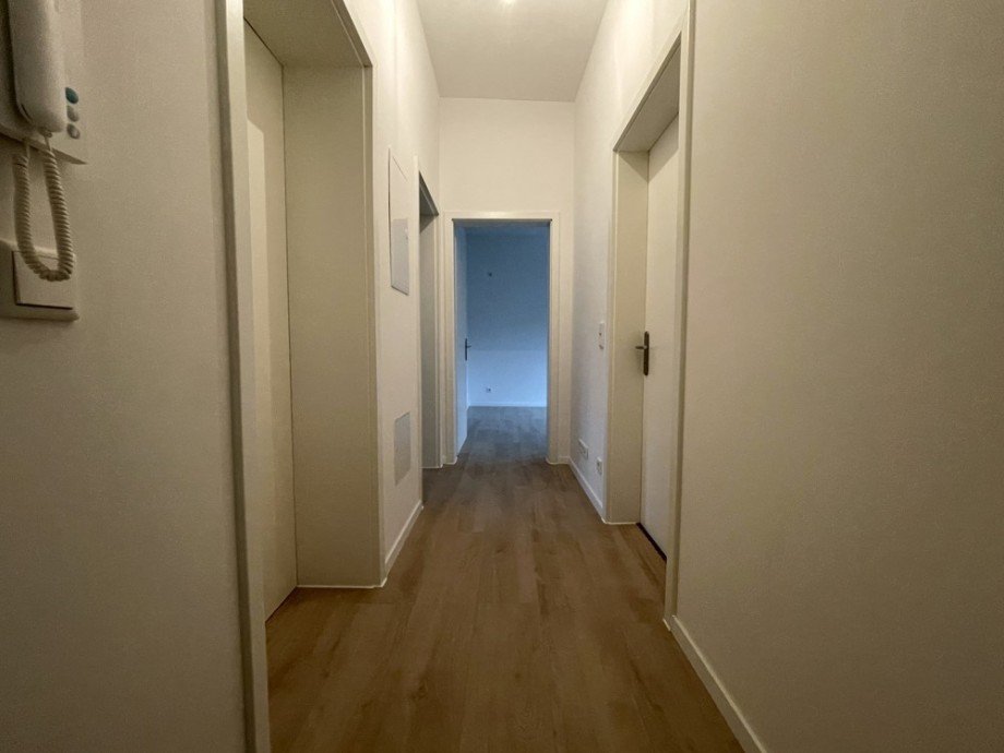 (10) Hier ein erster Einblick in den zentralen Wohnungsflur Dachgeschosswohnung Oberhausen / Sterkrade-Mitte