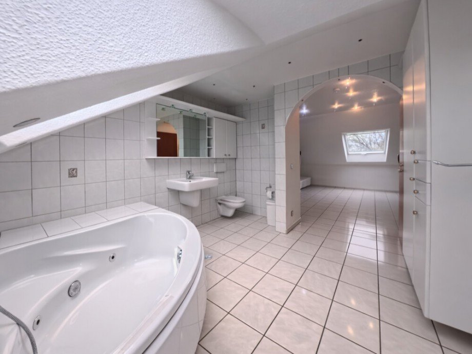 (28) Der Baderzimmerbereich aus einem anderen Blickwinkel Reihenmittelhaus Bottrop / Welheim