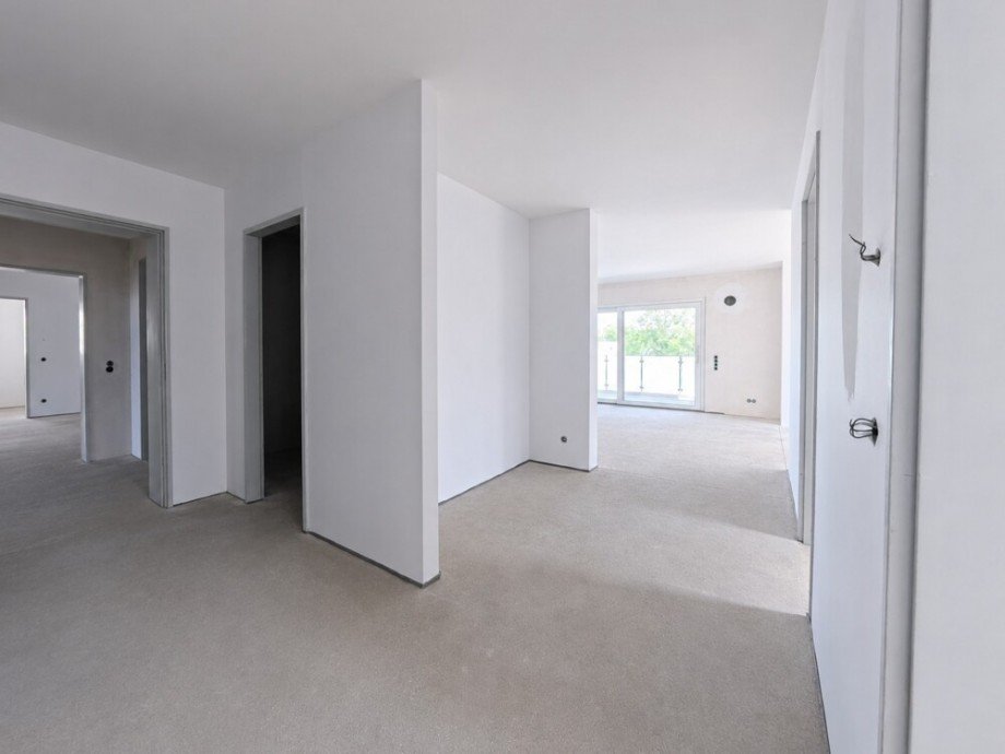 (6) Der weitere Flurverlauf aus einem anderen Blickwinkel Etagenwohnung Oberhausen / Klosterhardt-Nord
