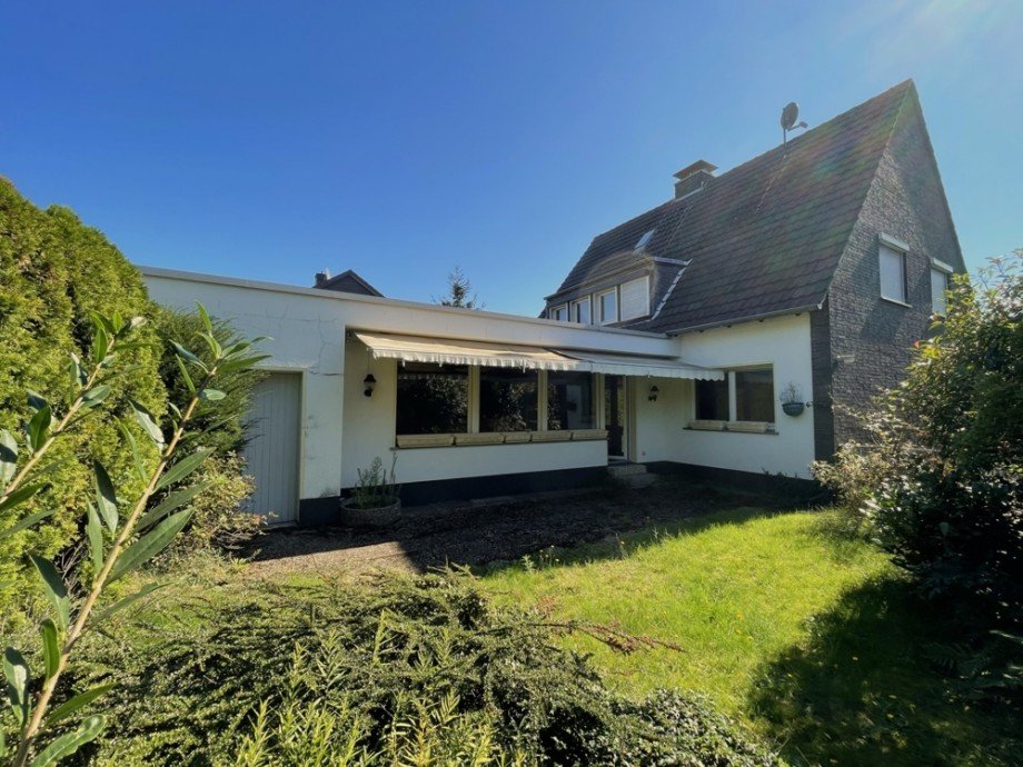 (34) Eine R�ckansicht aus dem Garten u.a. mit Blick auf den Garagenzugang und die Terrasse Einfamilienhaus Bottrop / Fuhlenbrock