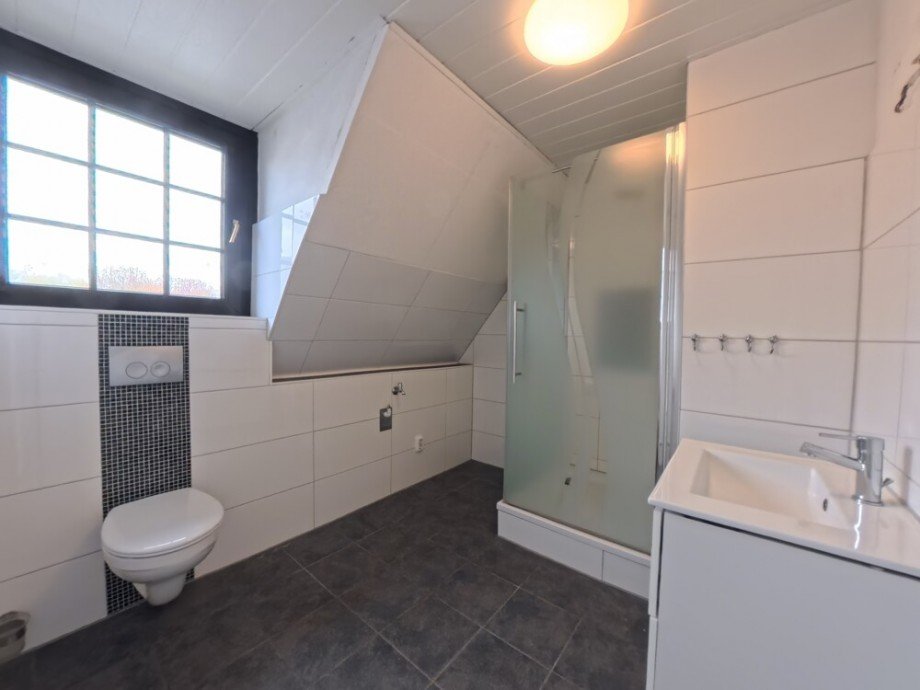 (21) Hier eine Impression aus dem Duschbadezimmer im Obergeschoss Einfamilienhaus Bottrop / Stadmitte