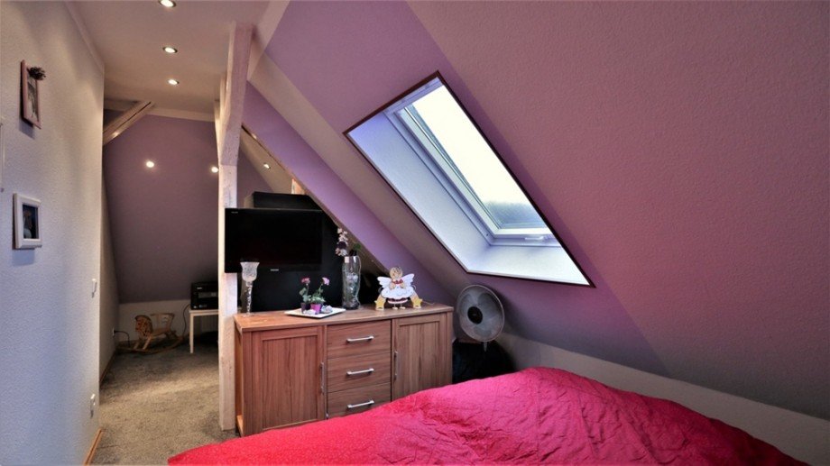 (17) Ein Teil des wohnraumtauglich ausgebauten Dachgeschosses (Nutzfl�che) Doppelhaush�lfte Bottrop / Welheimer Mark