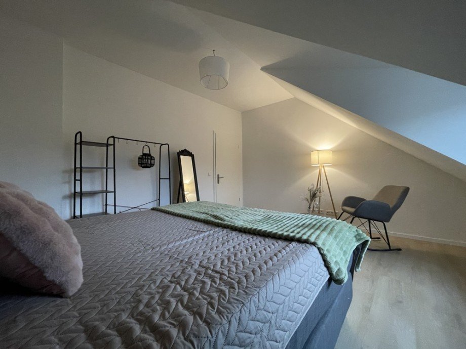 (16) Das ger�umige Schlafzimmer aus einem anderen Blickwinkel Dachgeschosswohnung Oberhausen / Sterkrade-Mitte