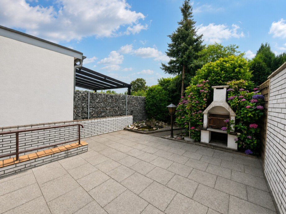 (29) Ein weiterer Eindruck von den Terrassenfl�chen auf der Geb�uder�ckseite Reihenmittelhaus Bottrop / Batenbrock