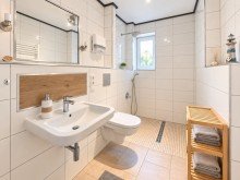(19) Zun�chst ein Blick in das helle und barrierearme Badezimmer iTH: Aus R�umen werden M�glichkeiten - Vielseitige Immobilie in Bottrop-Kirchhellen!