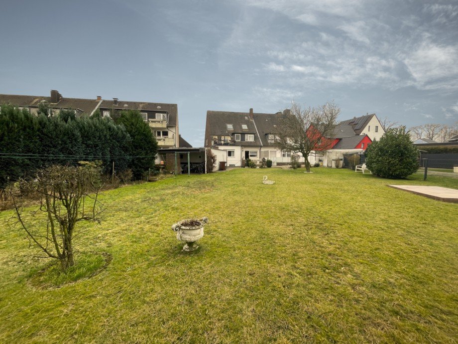 (22) Die weitl�ufigen Gartenfl�chen - aktuell sind diese nicht abgetrennt vom Nachbargrundst�ck Zweifamilienhaus Bottrop