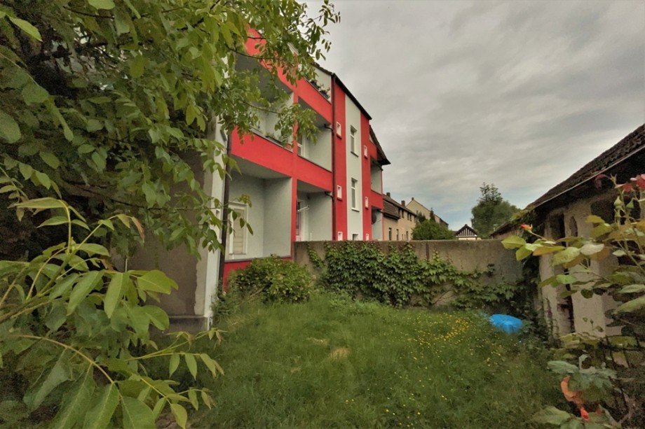 (11) Eine weitere Grundst�cksimpression zwischen Wohngeb�ude und Hofgeb�uden Mehrfamilienhaus Bottrop / Batenbrock