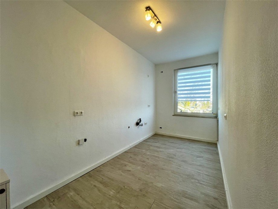(7) Hier blicken wir in die helle K�che auf der Geb�uder�ckseite Etagenwohnung Bottrop / Boy