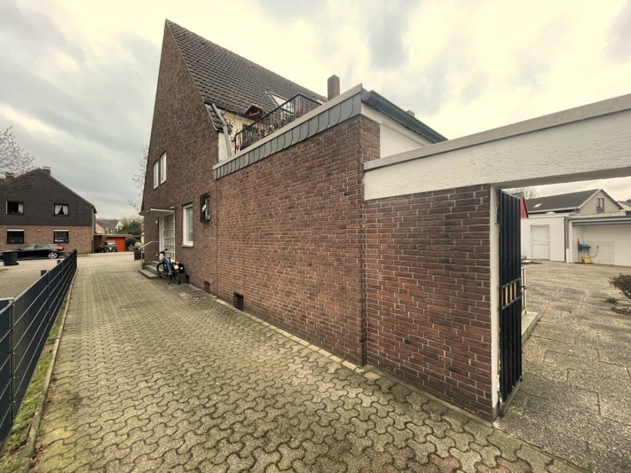 (3) Ein Blick auf die Giebelseite mit seitlichem Gartenzugang Zweifamilienhaus Bottrop