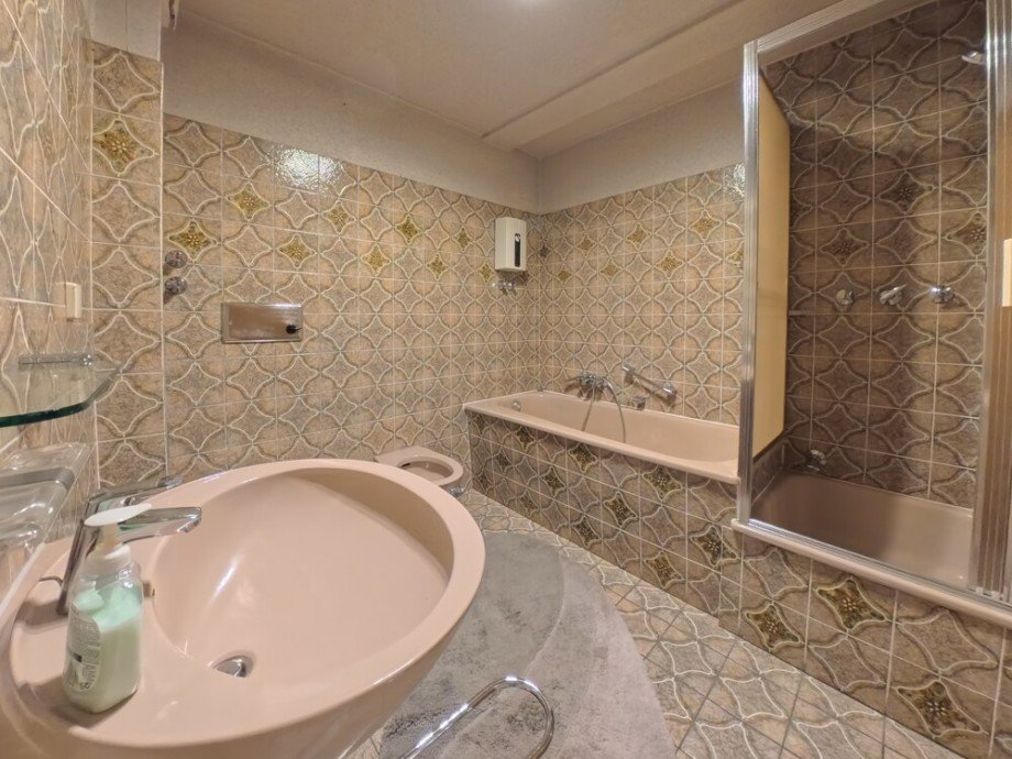 (17) Zentral im Obergeschoss befindet sich das Badezimmer Reihenmittelhaus Oberhausen / Tackenberg