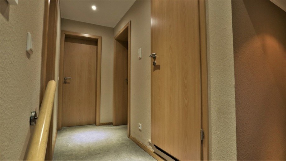 (13) �ber den Treppenaufgang betreten wir nun das erste Obergeschoss Doppelhaush�lfte Bottrop / Welheimer Mark