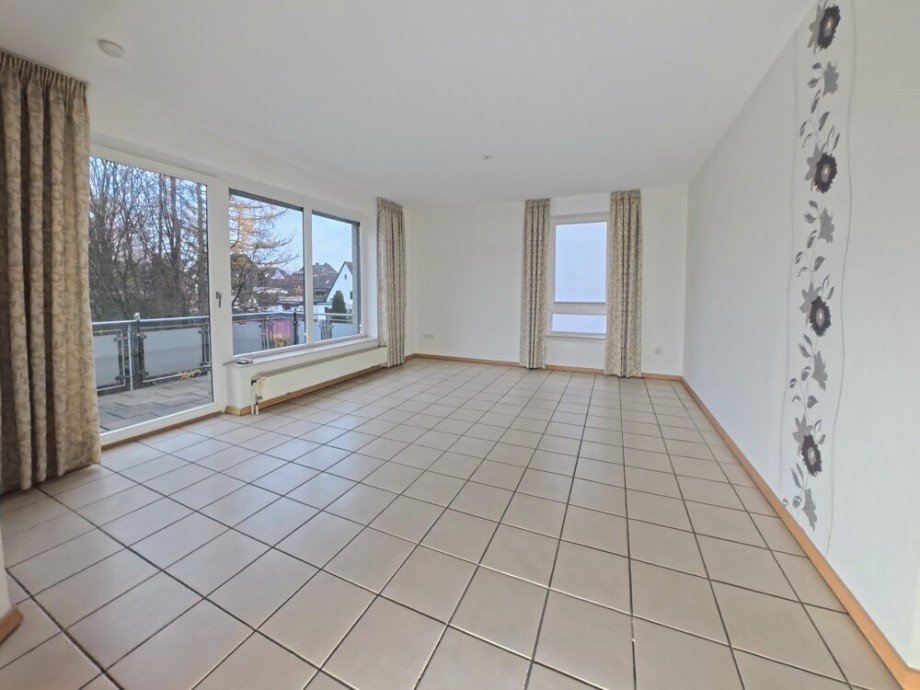 (8) Zun�chst betreten Sie das helle und ger�umige Wohnzimmer Etagenwohnung Bottrop / Stadtmitte