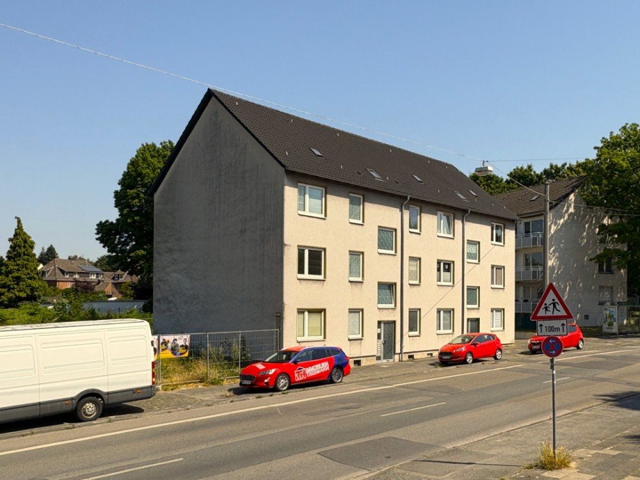 (2) Eine weitere Geb�udeansicht von der Stra�enfront Mehrfamilienhaus Bottrop / Batenbrock