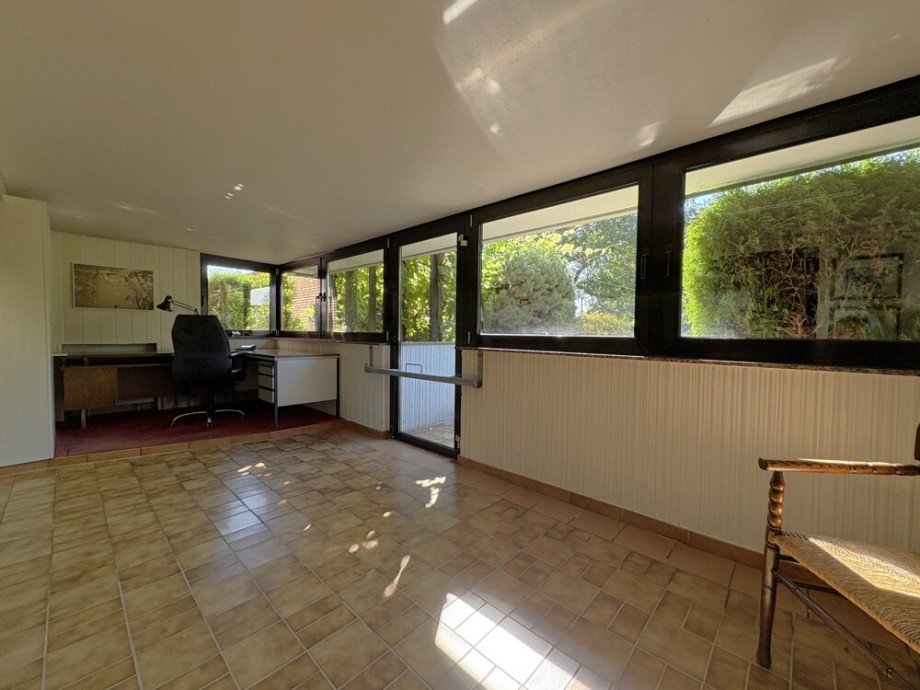 (23) Hier der Blick in einen ehemaligen Arbeitsbereich mit Gartenzugang unterhalb der Terrasse Einfamilienhaus Bottrop / Grafenwald