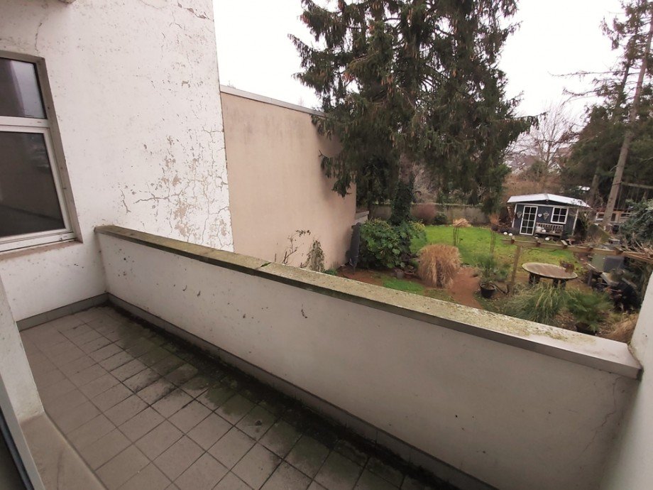 (11) Der von der K�che aus zu begehende Balkon auf der Geb�uder�ckseite Mehrfamilienhaus M�lheim an der Ruhr / Speldorf