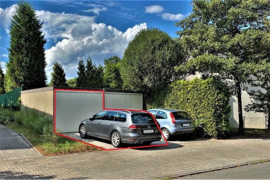 (15) Hier eine Aussenansicht von der Garage und dem vorgelagertem Stellplatz Reihenmittelhaus Gladbeck / Gladbeck-Brauck