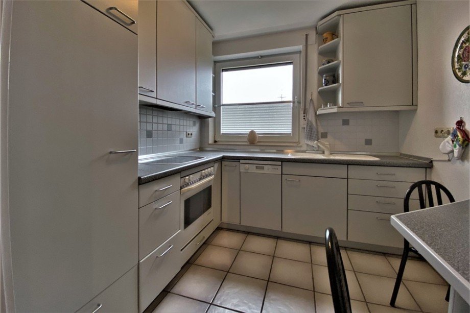 (21) Die ausreichend ger�umige K�che der ELW im 1.OG Zweifamilienhaus Bottrop / Eigen