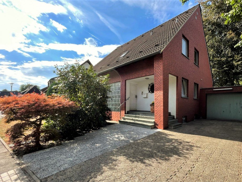 (3) Ein Blick auf den Hauseingangsbereich und die PKW Zufahrt zur Garage Einfamilienhaus Bottrop / Batenbrock