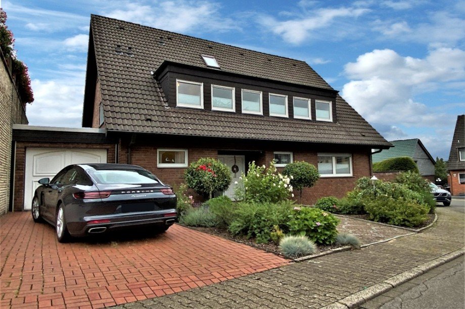 (2) Eine erste Geb�udeansicht der Vorderseite Zweifamilienhaus Bottrop / Eigen