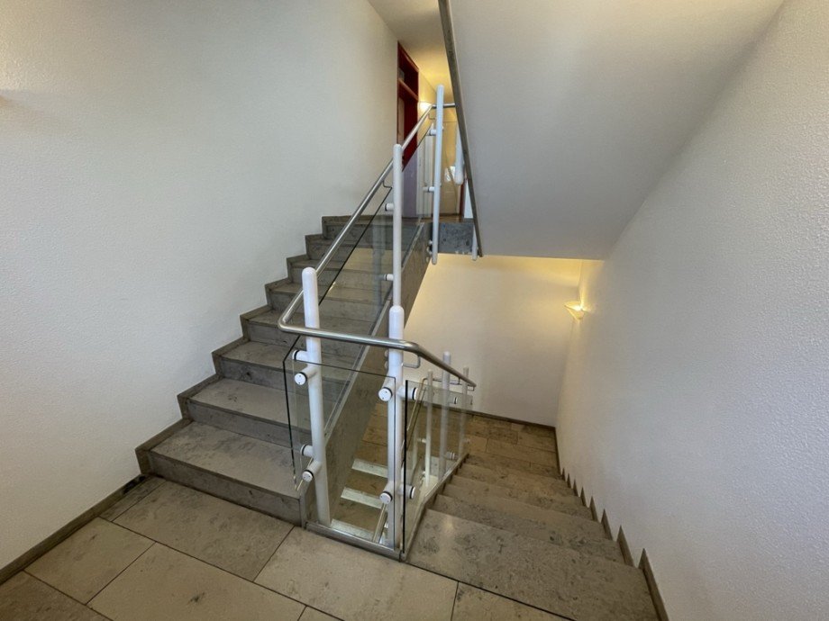 (3) Der Weg durch das Treppenhaus hinauf in das erste Obergeschoss Etagenwohnung Bottrop / Batenbrock