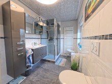 (16) Hier blicken Sie in das Hauptbadezimmer *RESERVIERT*