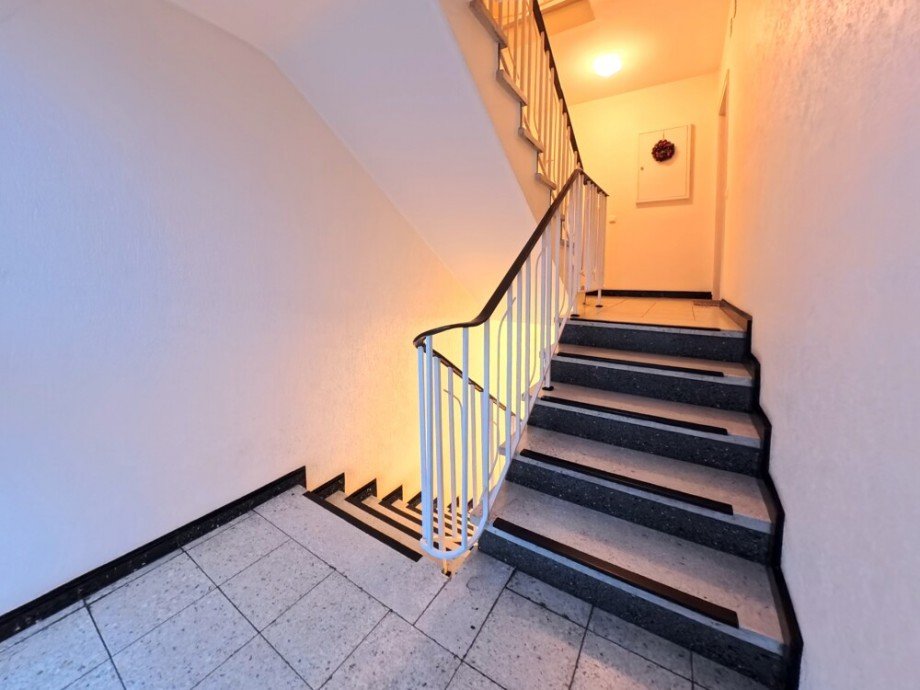 (4) Das gepflegte Treppenhaus f�hrt Sie hinauf zur Wohnung Etagenwohnung Bottrop