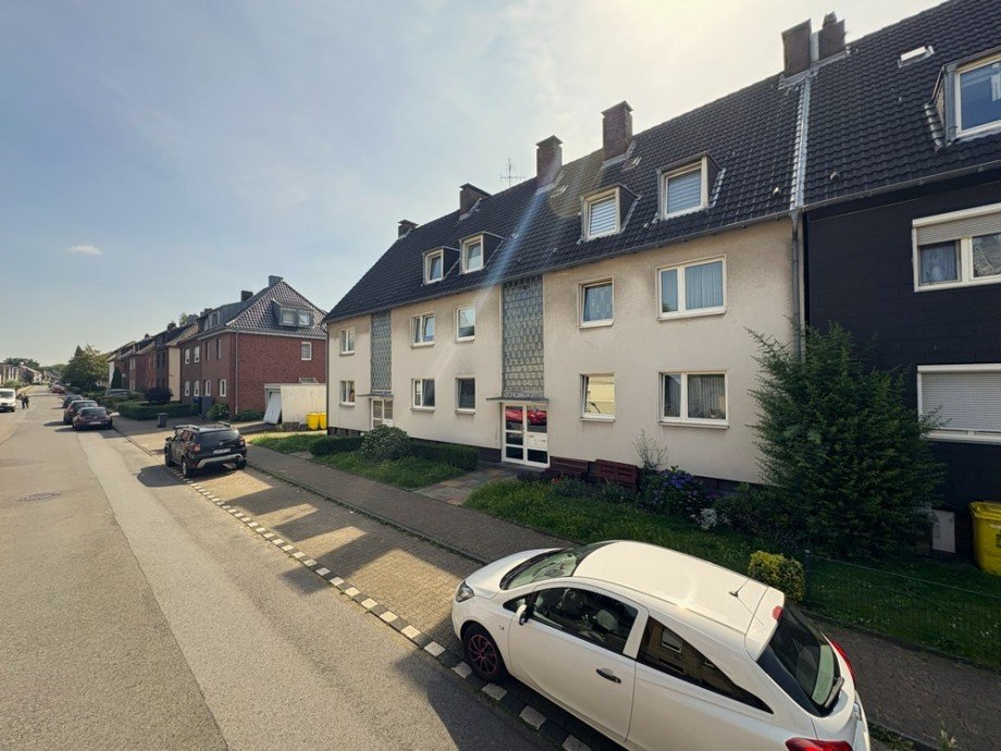 (2) Eine weiterte Ansicht auf die Geb�udefronten Mehrfamilienhaus Bottrop / Batenbrock