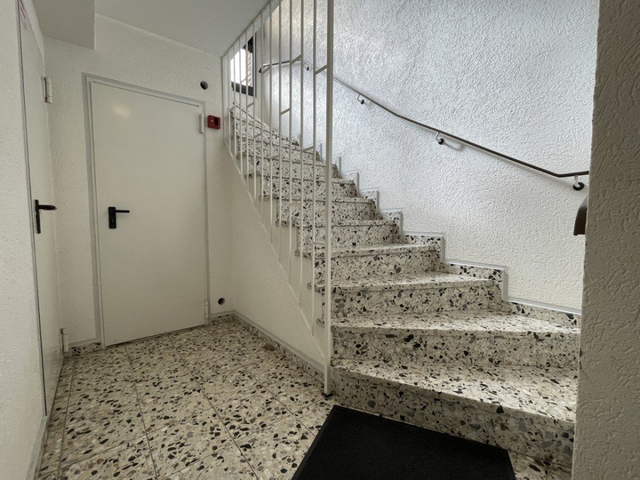 (5) Eine erste Impression des Flurbereiches im Untergeschoss Souterrainwohnung Bottrop / Fuhlenbrock