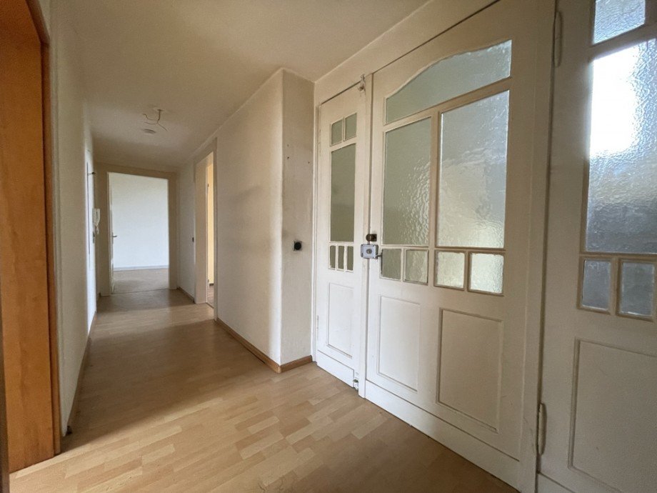 (7) Ein erster Einblick in den zentralen Wohnungsflur auf dieser Etage Mehrfamilienhaus M�lheim an der Ruhr / Speldorf