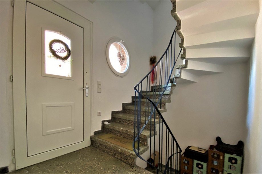 (8) Der gemeinschaftliche Hauseingangsbereich im Erdgeschoss Mehrfamilienhaus Bottrop / Fuhlenbrock